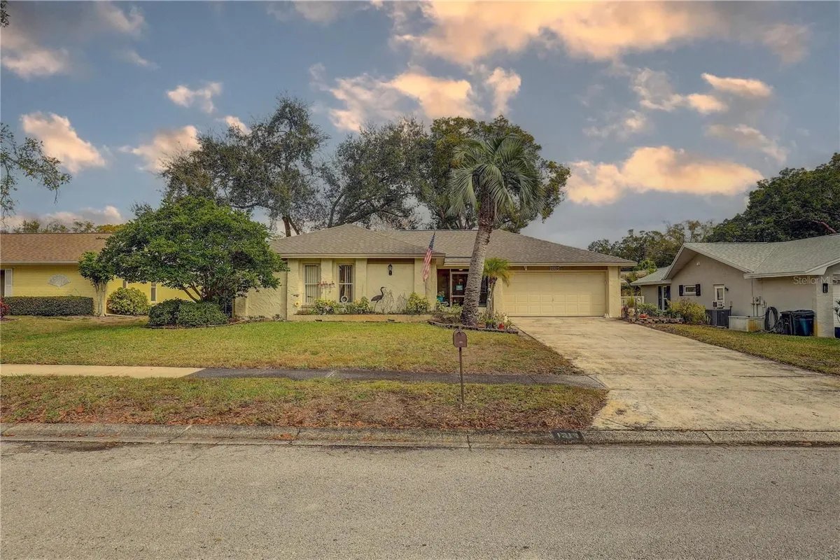Property Slideshow image 1 of 71 | 1319 glengarry dr, Palm Harbor, FL, 34684