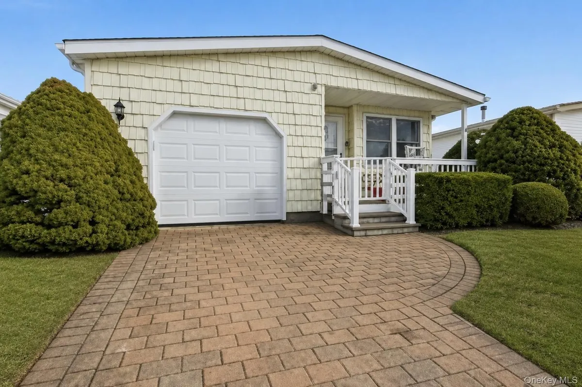 Property Slideshow image 1 of 21 | 54 dogwood ln, Brookhaven, NY, 11949