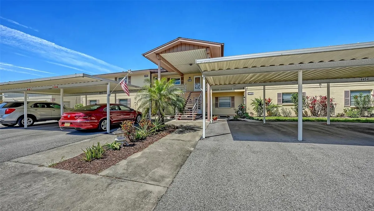 Property Slideshow image 1 of 37 | 4458 narraganset trl 93a, Sarasota, FL, 34233