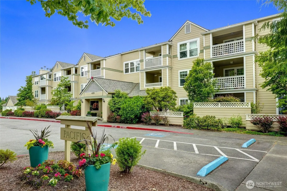 Property Slideshow image 1 of 35 | 4133 224 ln 209, Issaquah, WA, 98029