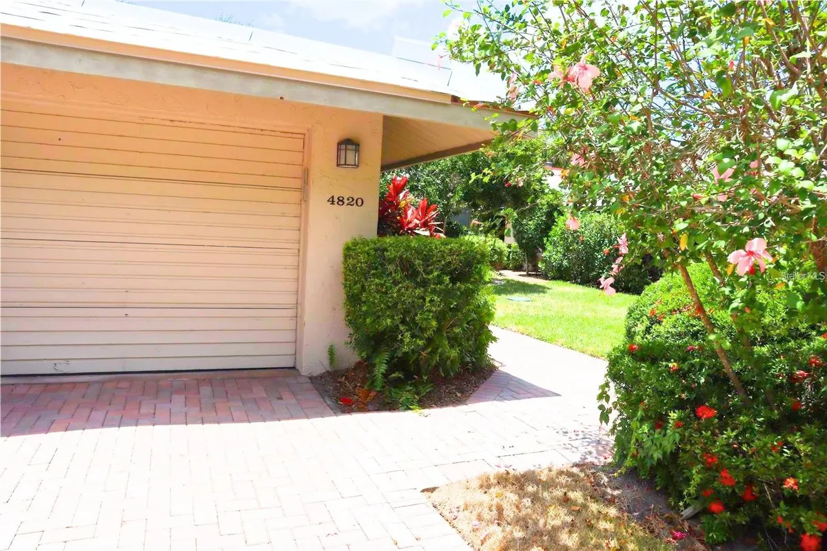 Property Slideshow image 1 of 26 | 4820 kestral park cir 18, Sarasota, FL, 34231