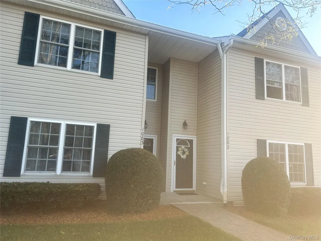 Property Slideshow image 1 of 11 | 1082 savoy dr, Melville, NY, 11747