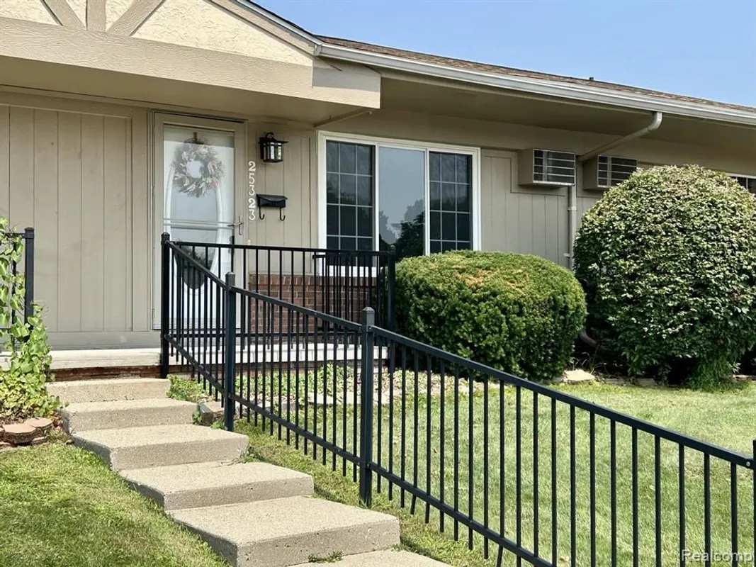 Property Slideshow image 1 of 27 | 25323 potomac dr # 2, South Lyon, MI, 48178