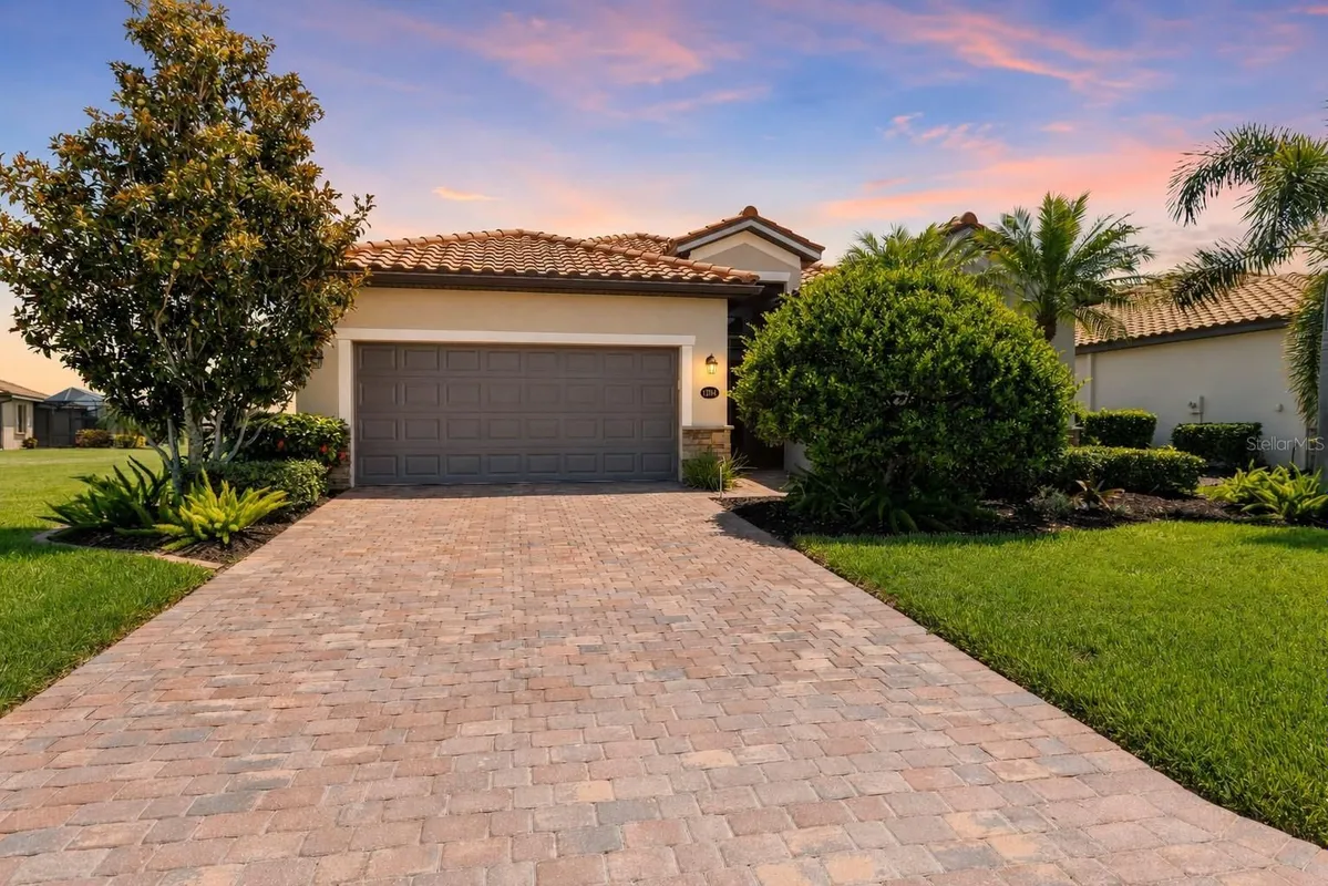 Property Slideshow image 1 of 53 | 6907 quiet creek dr, Bradenton, FL, 34212