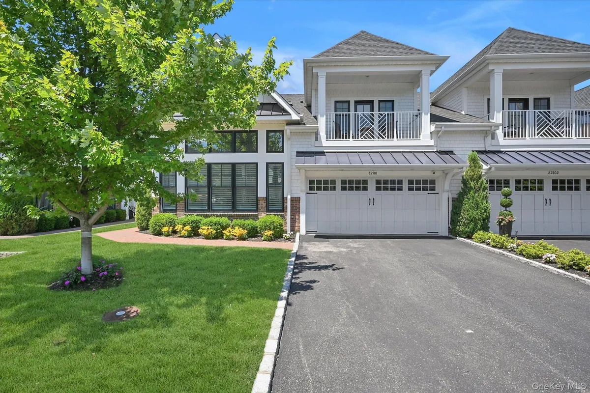 Property Slideshow image 1 of 6 | 82101 spruce pond cir, Oyster Bay, NY, 11803