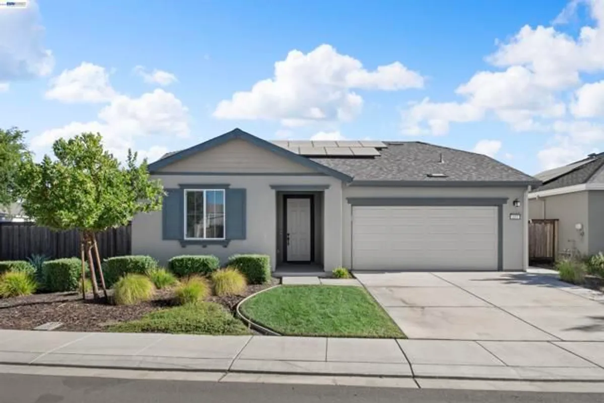 Property Slideshow image 1 of 66 | 619 heathridge st, Manteca, CA, 95336