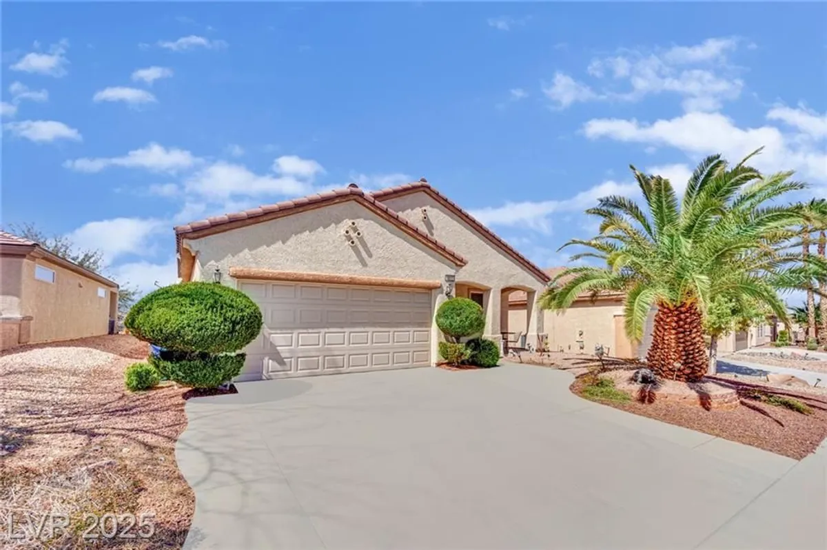 Property Slideshow image 1 of 34 | 2077 wildwood lake st, Henderson, NV, 89052