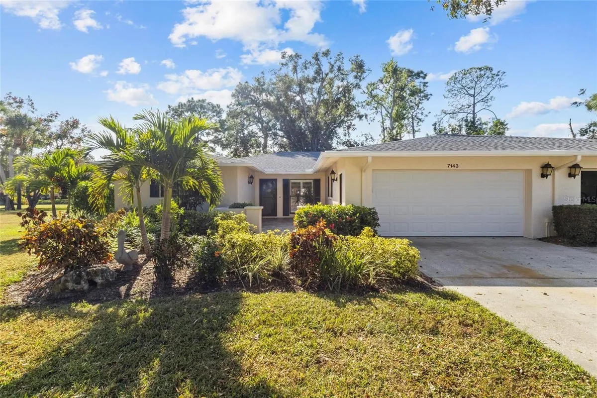 Property Slideshow image 1 of 38 | 7143 fairway bend ln, Sarasota, FL, 34243