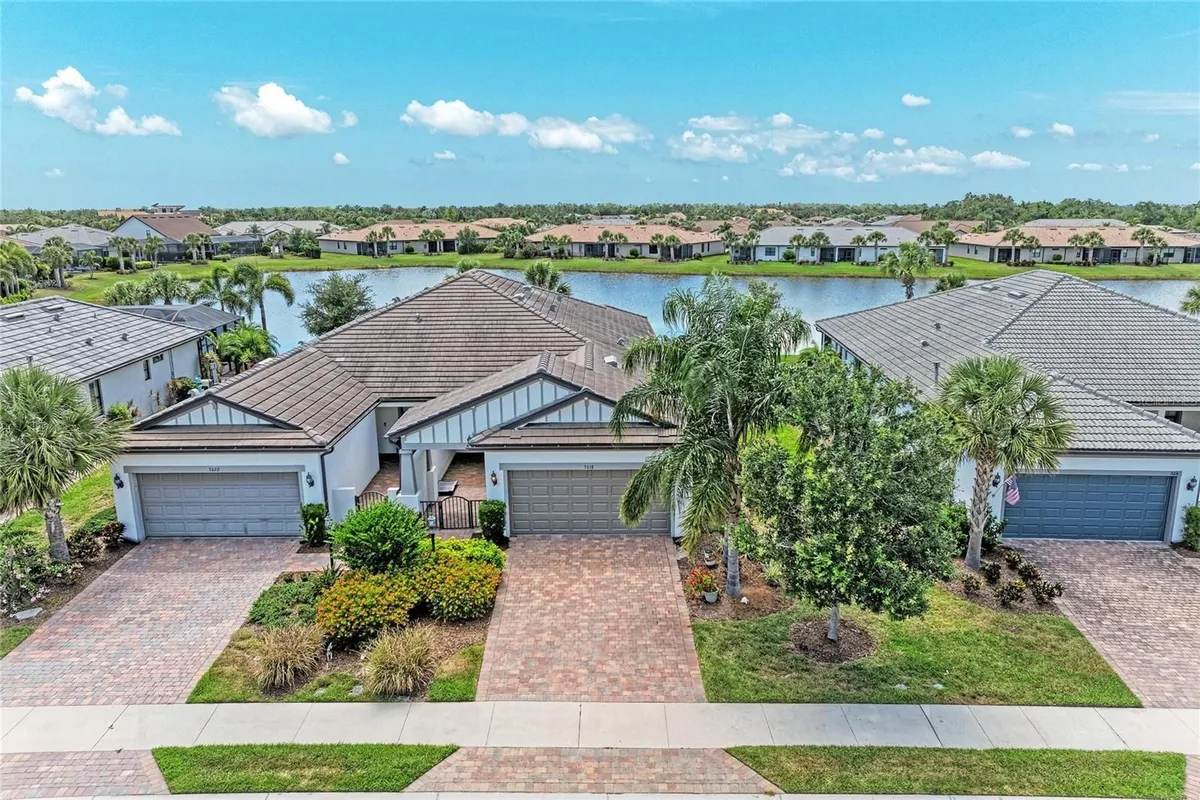 Property Slideshow image 1 of 60 | 7018 holbrook cv, Bradenton, FL, 34202