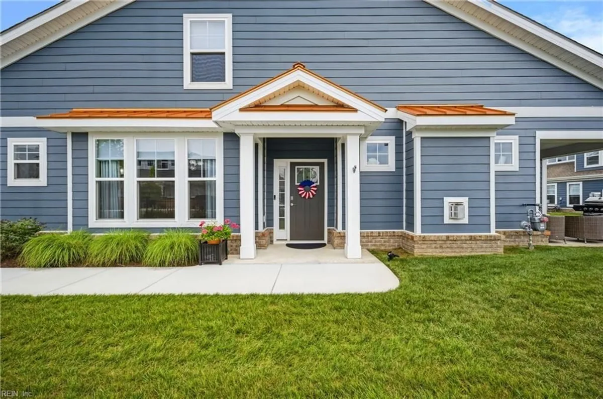 Property Slideshow image 1 of 44 | 2000 barton ln, Chesapeake, VA, 23322