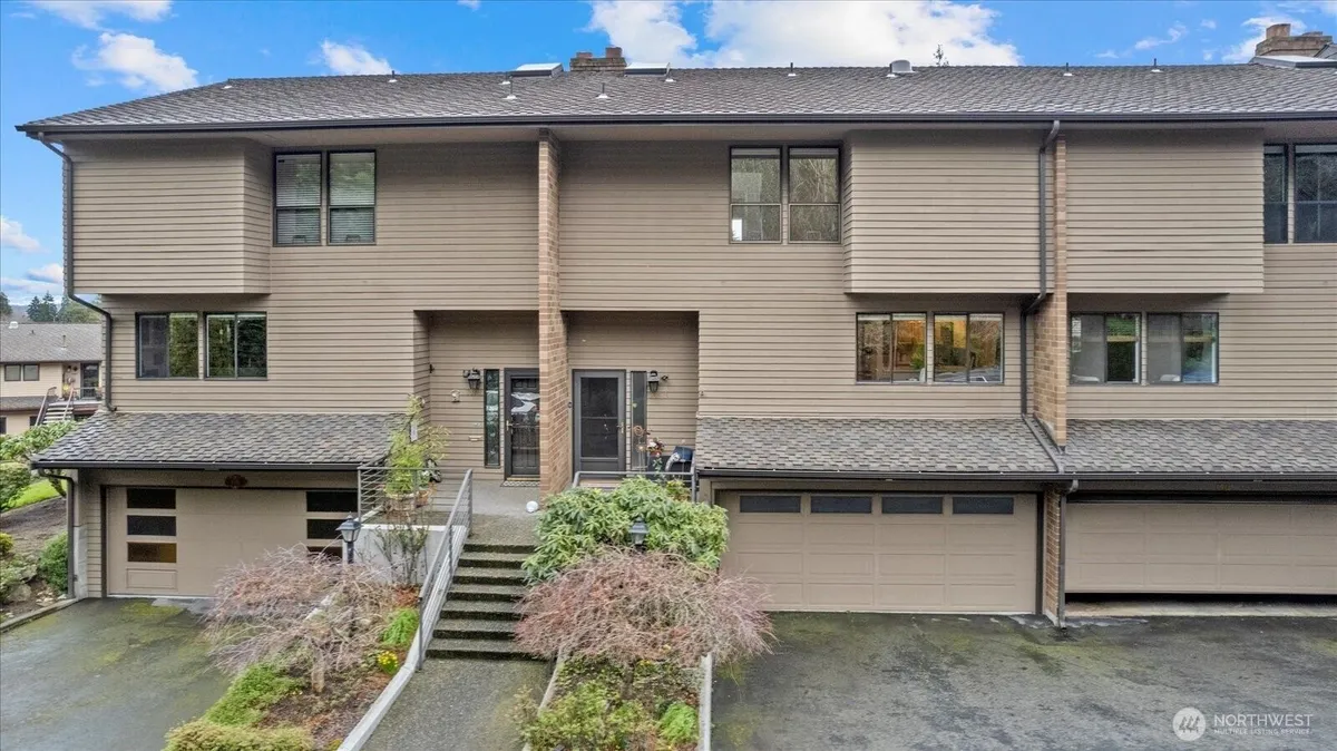 Property Slideshow image 1 of 38 | 10743 glen acres dr s # 10743, Seattle, WA, 98168