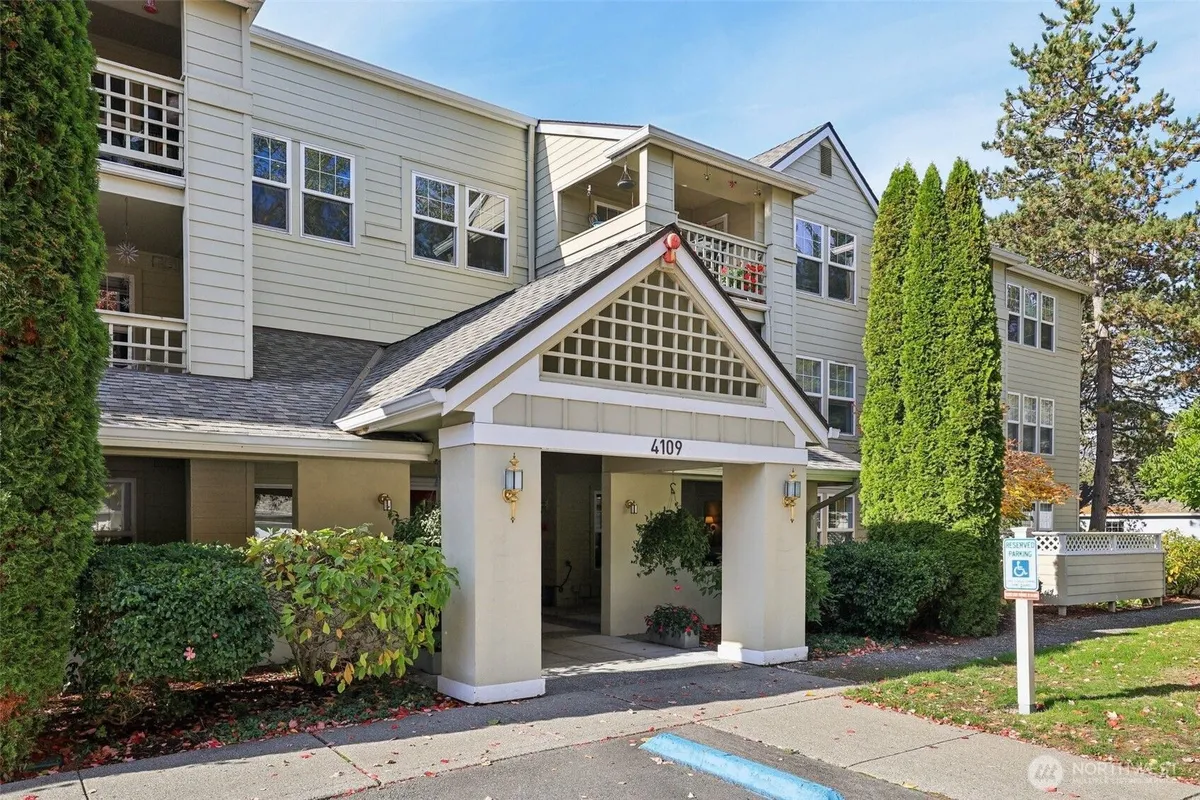 Property Slideshow image 1 of 32 | 4109 224th ln 207, Issaquah, WA, 98029
