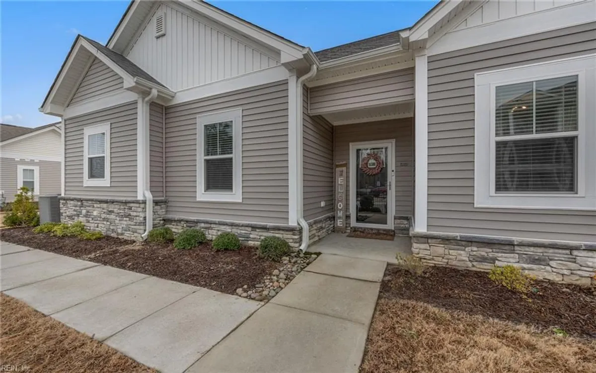 Property Slideshow image 1 of 40 | 1301 acadian dr d, Suffolk, VA, 23434