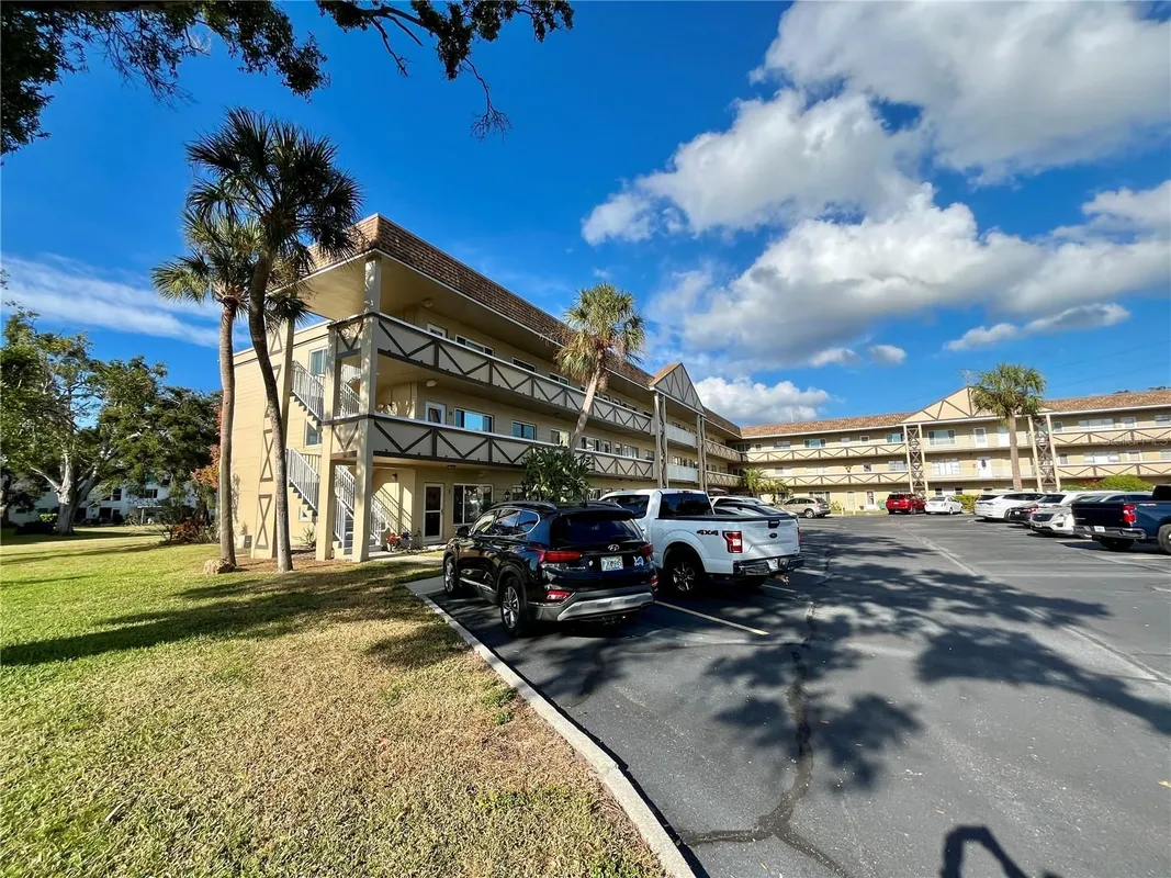 Property Slideshow image 1 of 38 | 2464 australia way 66, Clearwater, FL, 33763