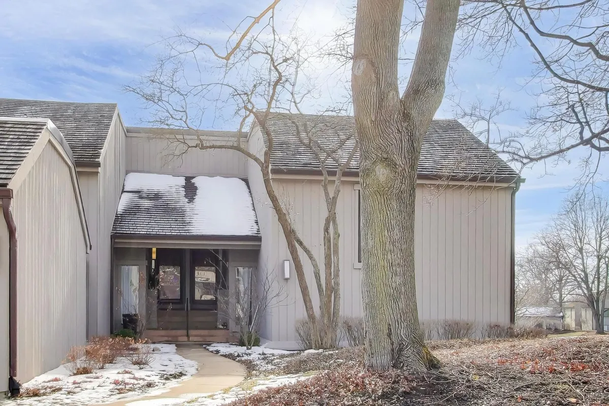 Property Slideshow image 1 of 1 | 83 thornhill ln b, Lake Barrington, IL, 60010