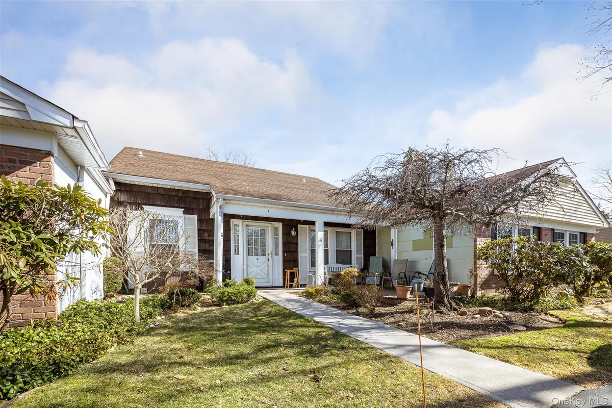 Property Slideshow image 1 of 10 | 7 cobblestone way, Brookhaven, NY, 11766