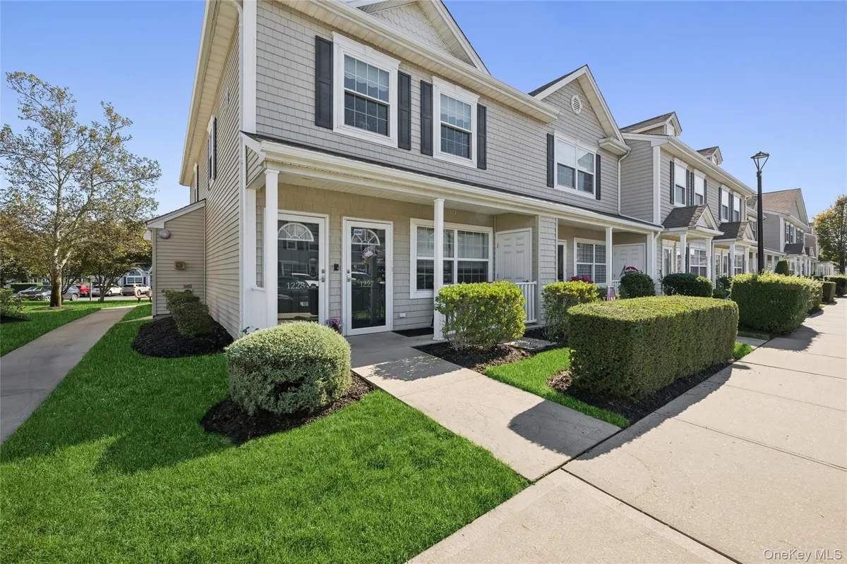 Property Slideshow image 1 of 39 | 1228 willow ln, Valley Stream, NY, 11580