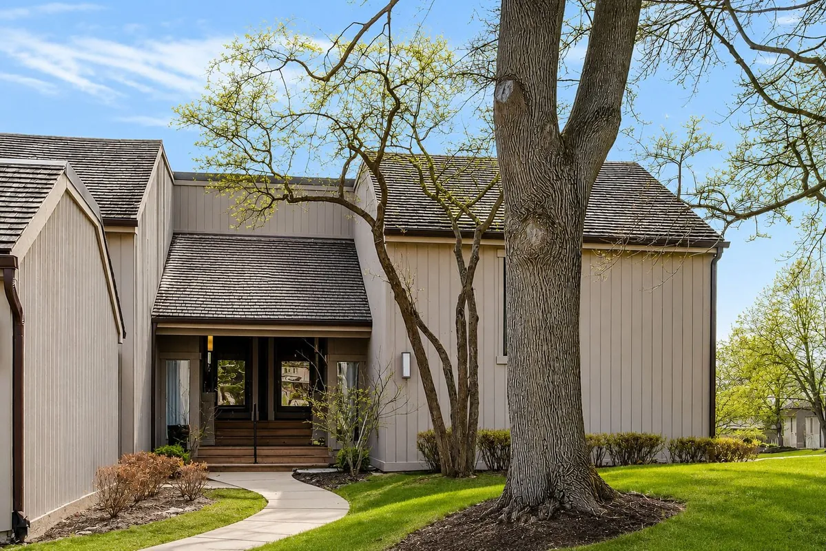 Property Slideshow image 1 of 16 | 83 thornhill ln b, Lake Barrington, IL, 60010