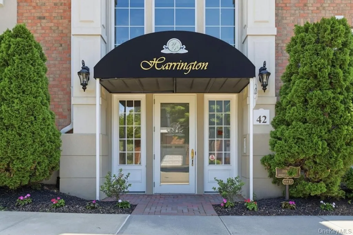 Property Slideshow image 1 of 25 | 318 roosevelt way, North Hempstead, NY, 11590