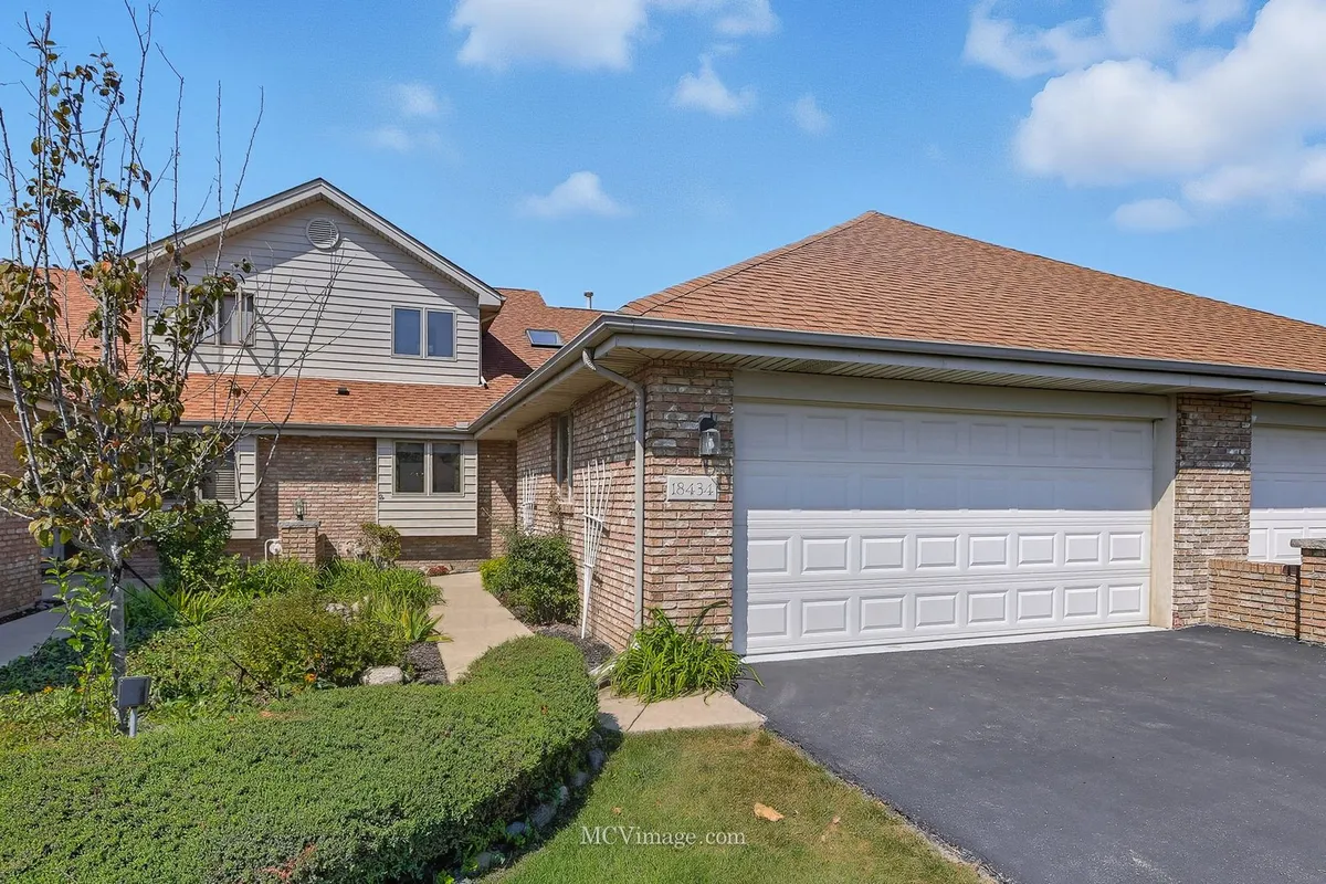 Property Slideshow image 1 of 25 | 18434 lakeview cir, Tinley Park, IL, 60477