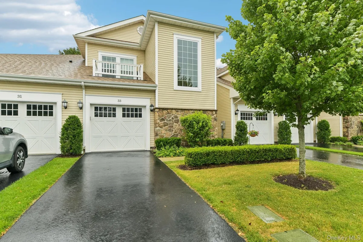 Property Slideshow image 1 of 39 | 33 greentree ct, Brookhaven, NY, 11967