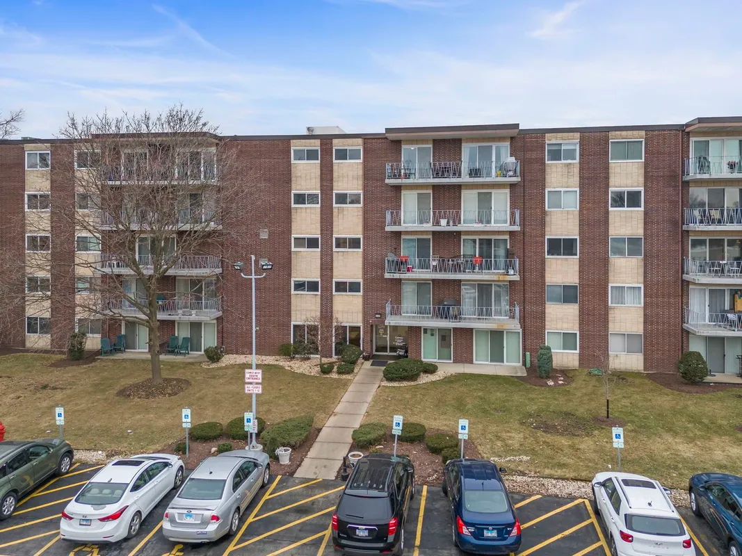 Property Slideshow image 1 of 20 | 2900 maple ave 15b, Downers Grove, IL, 60515