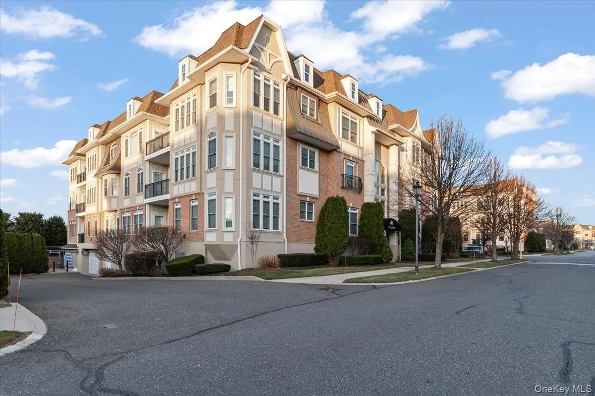 Property Slideshow image 1 of 26 | 365 trotting ln, Westbury, NY, 11590