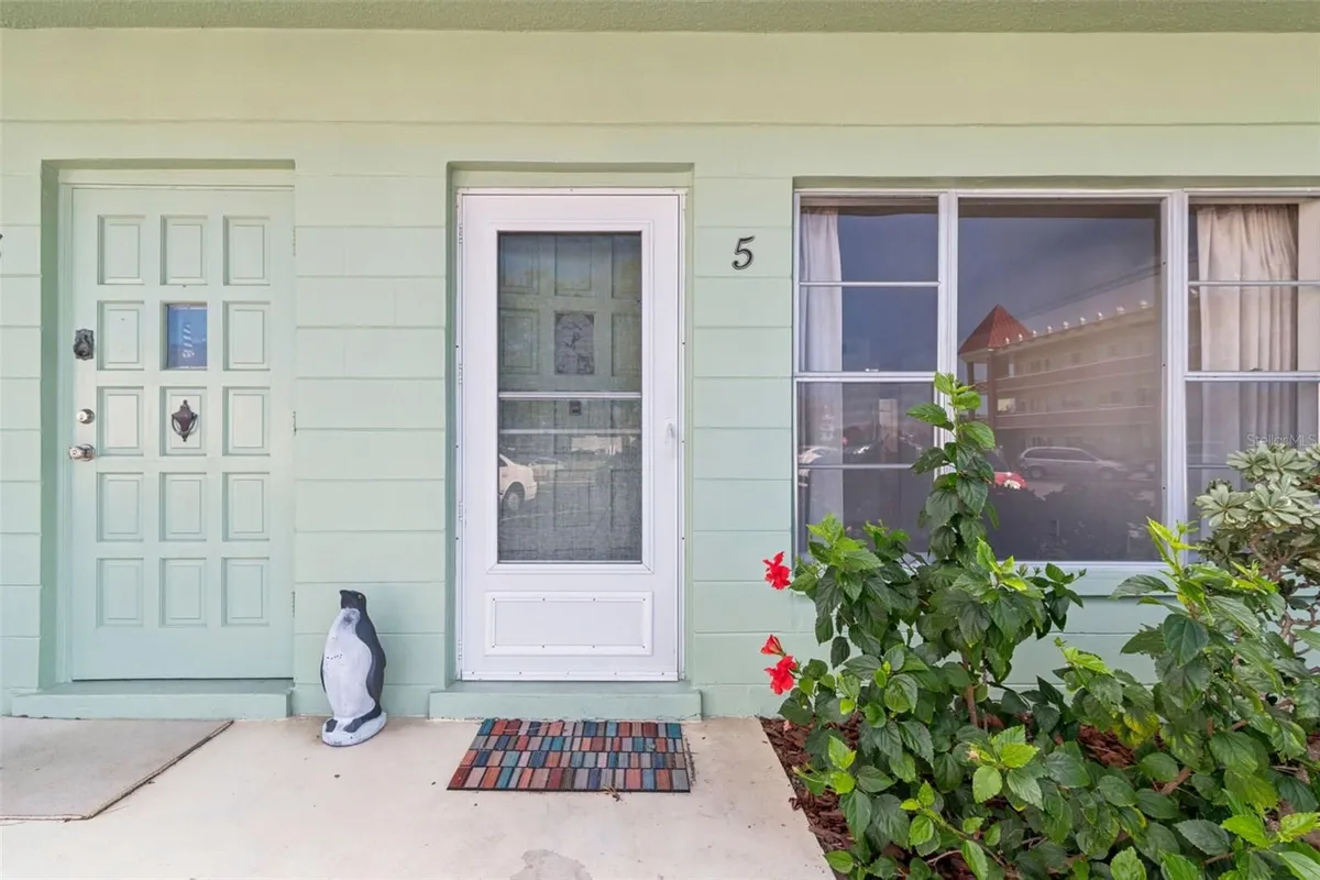 Property Slideshow image 1 of 36 | 2359 finlandia ln apt 5, Clearwater, FL, 33763