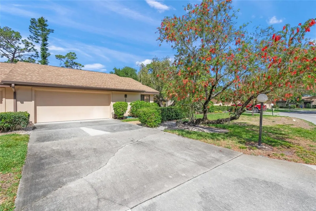 Property Slideshow image 1 of 41 | 4688 oak hollow dr 25, Sarasota, FL, 34241