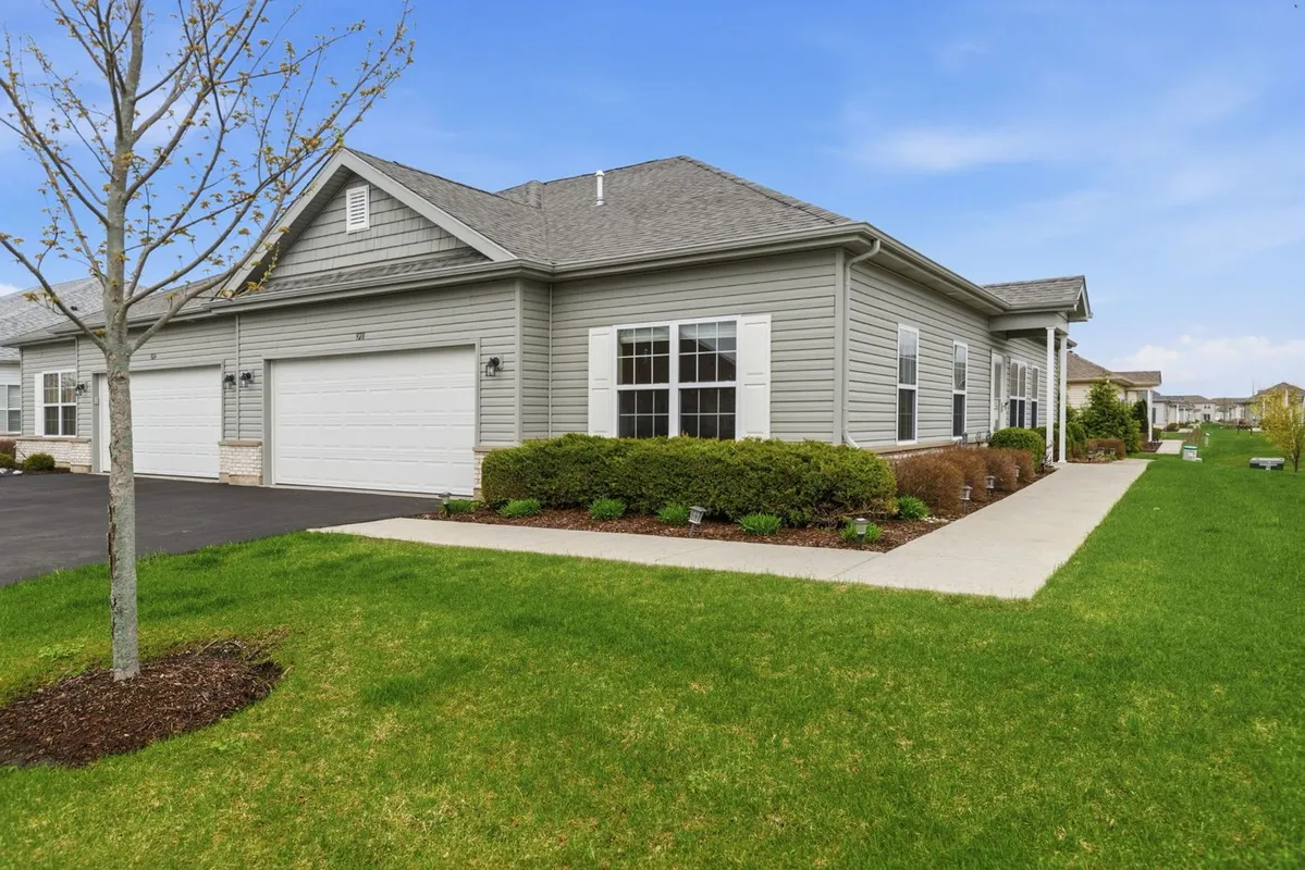 Property Slideshow image 1 of 18 | 928 yorktown st, Mchenry, IL, 60050