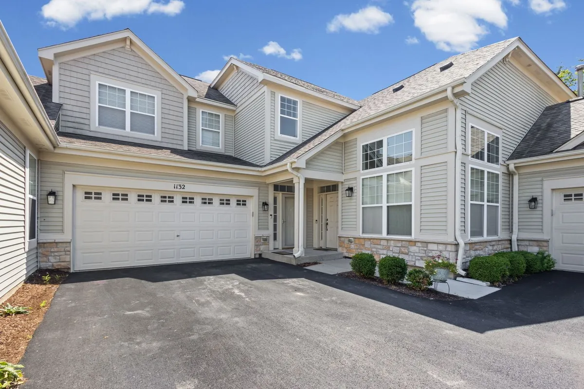 Property Slideshow image 1 of 24 | 1132 foxridge ln, Aurora, IL, 60502