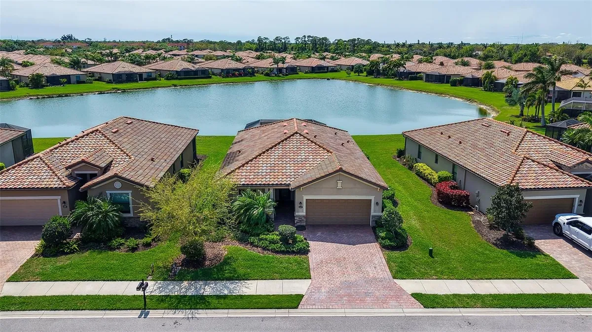 Property Slideshow image 1 of 92 | 6517 willowshire way, Bradenton, FL, 34212