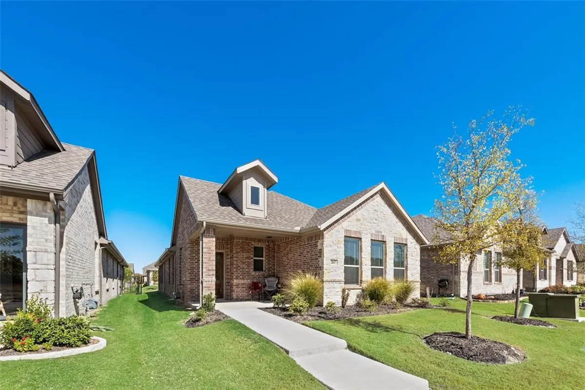 Property Slideshow image 1 of 32 | 2817 livestock dr, Midlothian, TX, 76065
