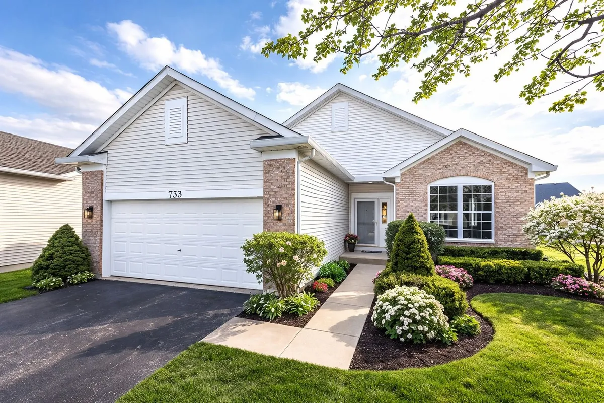 Property Slideshow image 1 of 39 | 733 s mecosta ln, Romeoville, IL, 60446