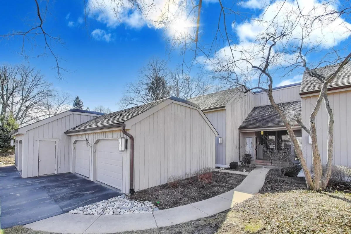 Property Slideshow image 1 of 37 | 83c thornhill ln c, Lake Barrington, IL, 60010