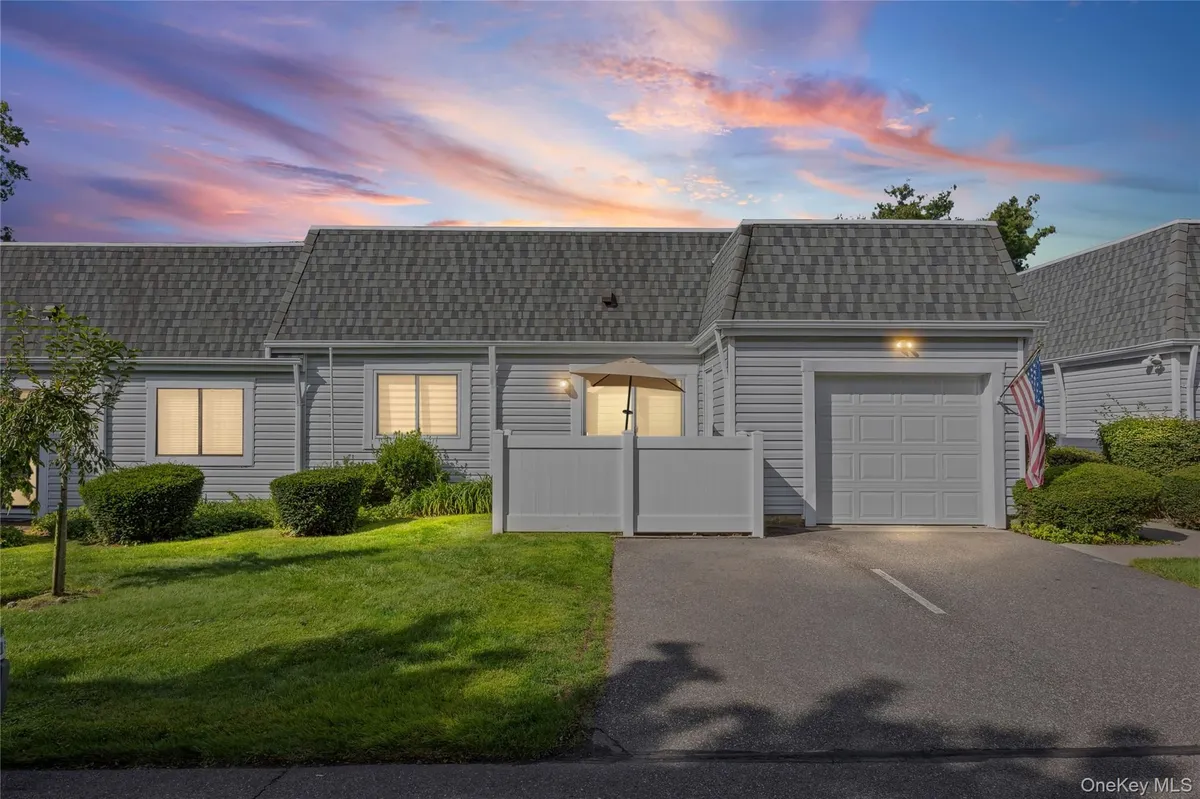 Property Slideshow image 1 of 35 | 204 bentley ct 204, Smithtown, NY, 11780