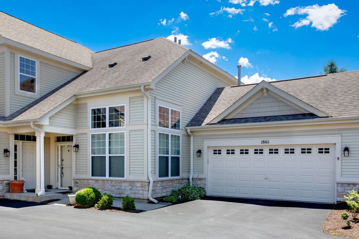 Property Slideshow image 1 of 13 | 1861 foxridge ct 1, Aurora, IL, 60502