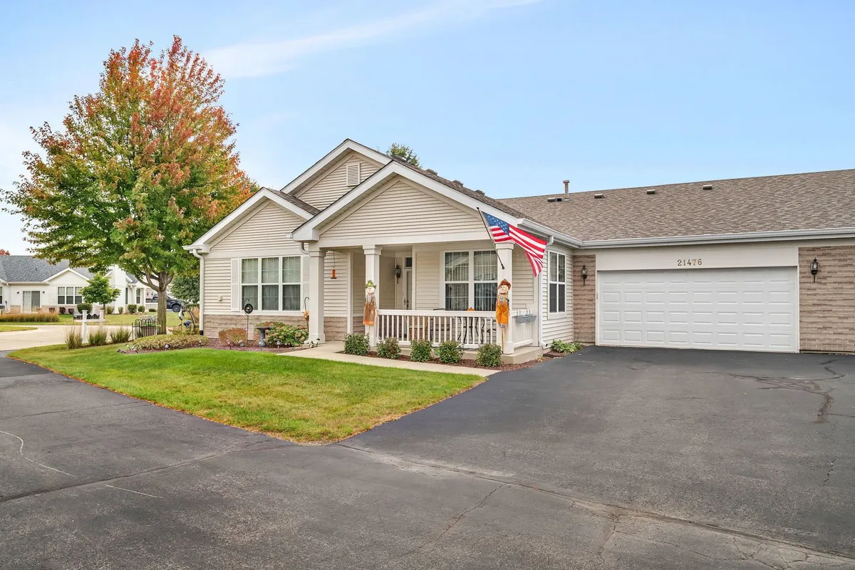 Property Slideshow image 1 of 26 | 21476 mays lake ct, Crest Hill, IL, 60403