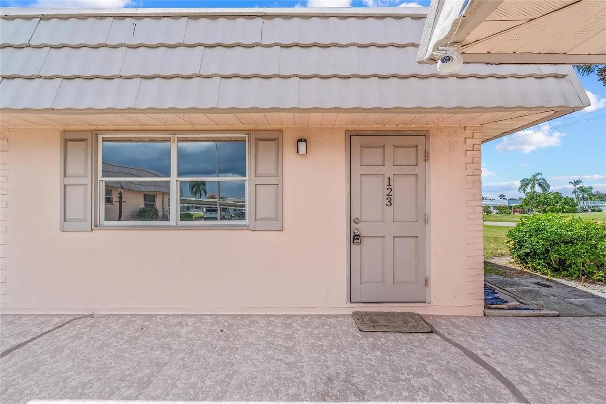 Property Slideshow image 1 of 33 | 201 bedford trl apt 123, Sun City Center, FL, 33573