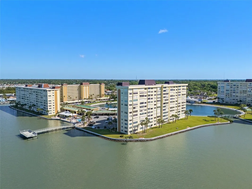 Property Slideshow image 1 of 61 | 4775 cove cir 103, St Petersburg, FL, 33708