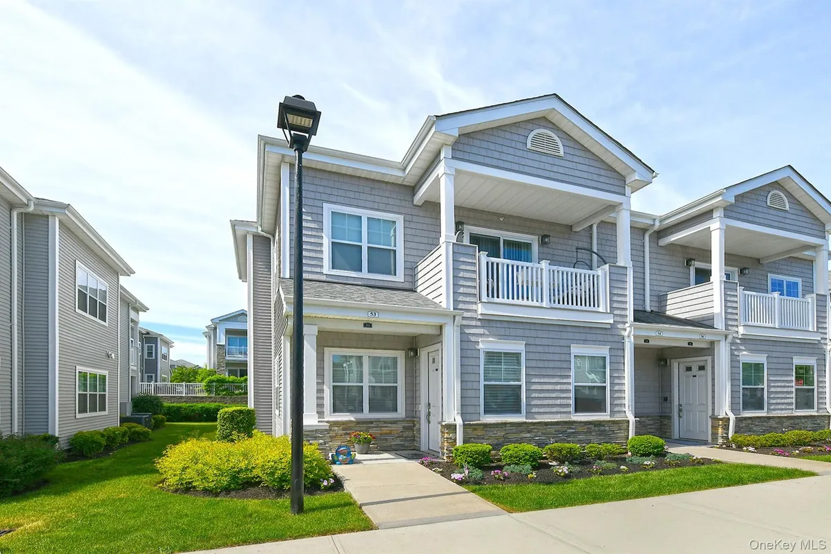 Property Slideshow image 1 of 39 | 53 winter pl 53, Huntington, NY, 11731