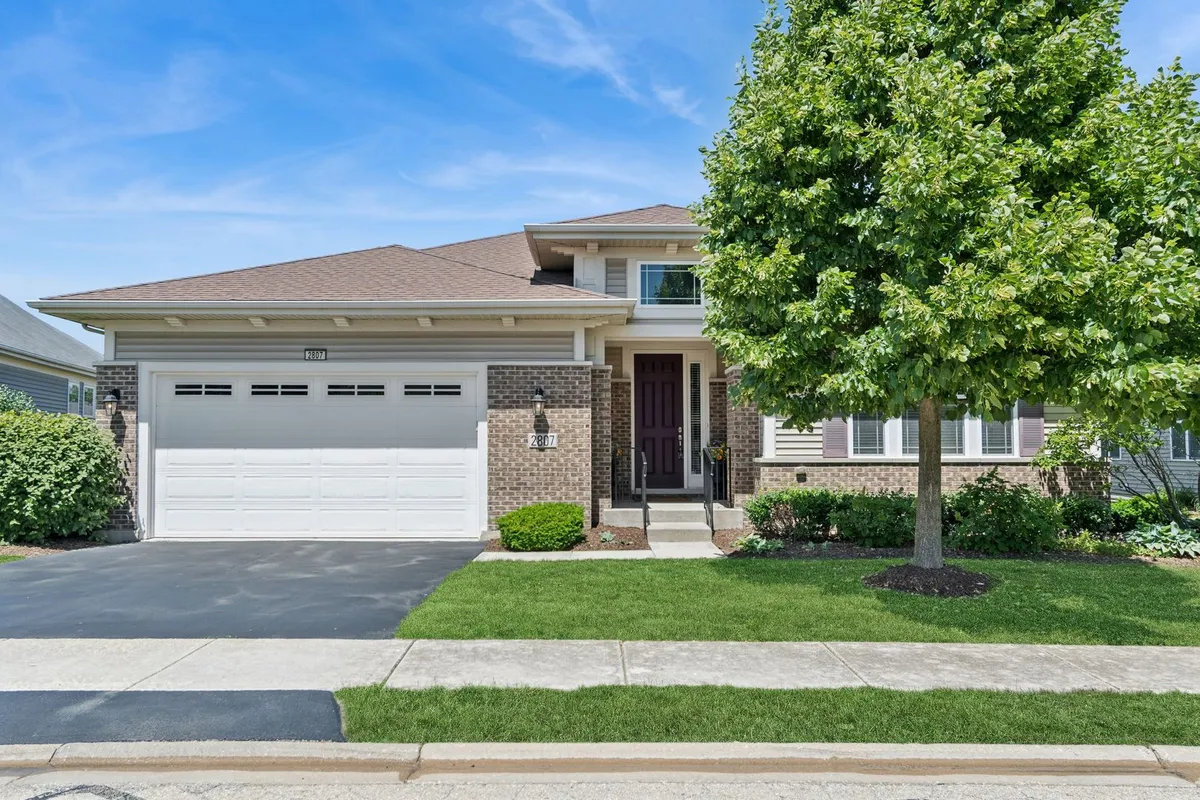 Property Slideshow image 1 of 43 | 2807 edgebrook ct, Naperville, IL, 60564