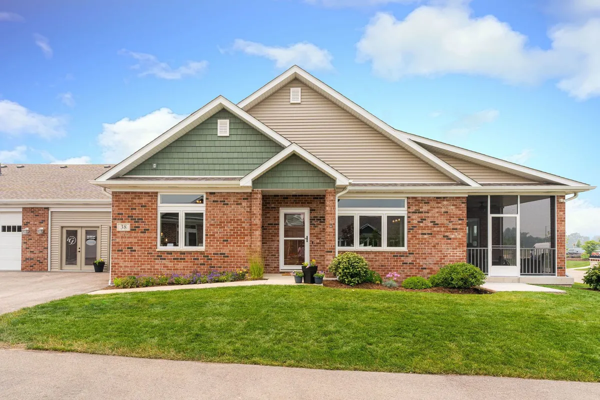 Property Slideshow image 1 of 99 | 14 kloe ln 14, Sycamore, IL, 60178