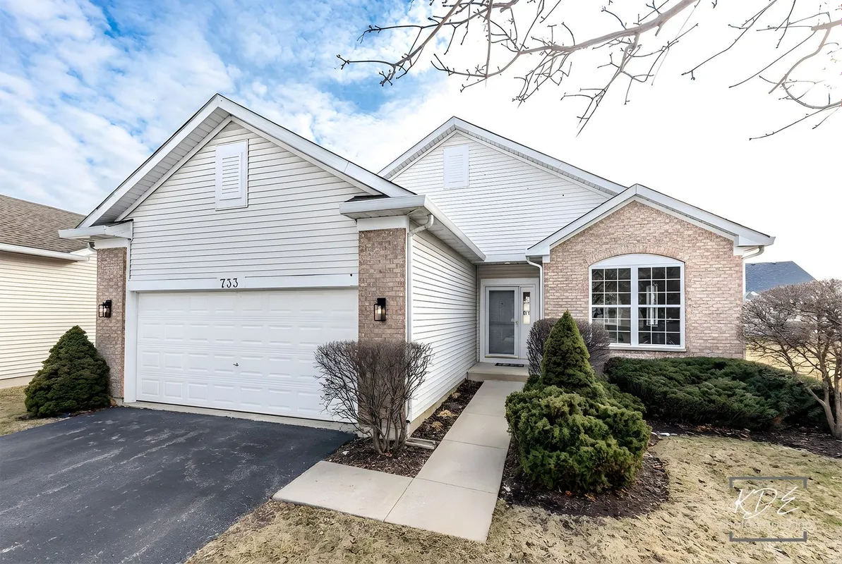 Property Slideshow image 1 of 39 | 733 s mecosta ln, Romeoville, IL, 60446