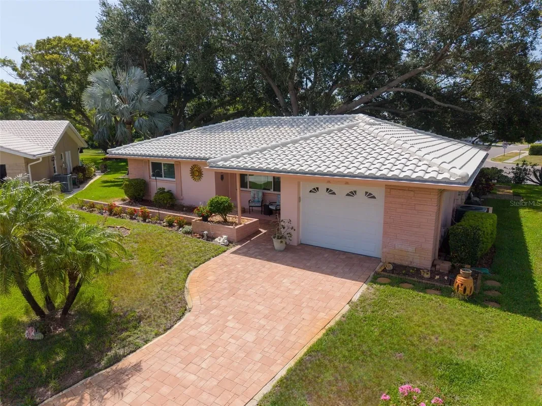 Property Slideshow image 1 of 50 | 1520 kenmore ct, Palm Harbor, FL, 34684