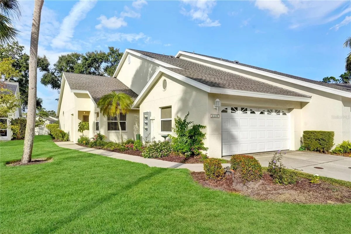 Property Slideshow image 1 of 50 | 6228 country club way, Sarasota, FL, 34243