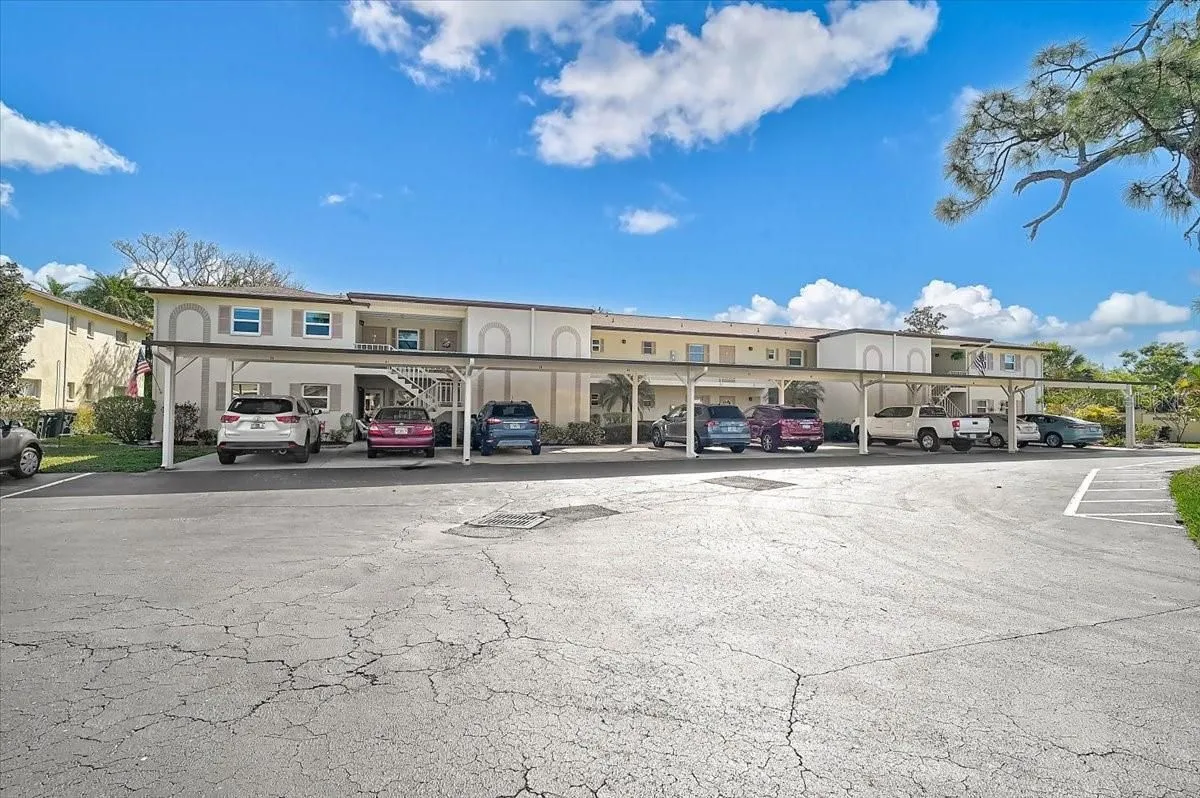 Property Slideshow image 1 of 29 | 2875 swifton dr 58, Sarasota, FL, 34231