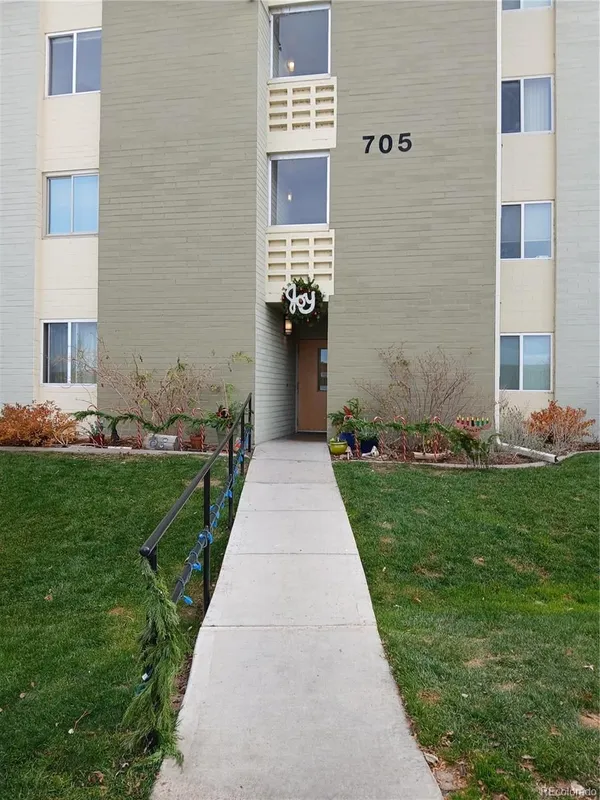 Property Slideshow image 1 of 2 | 705 s alton way 5c, Denver, CO, 80247