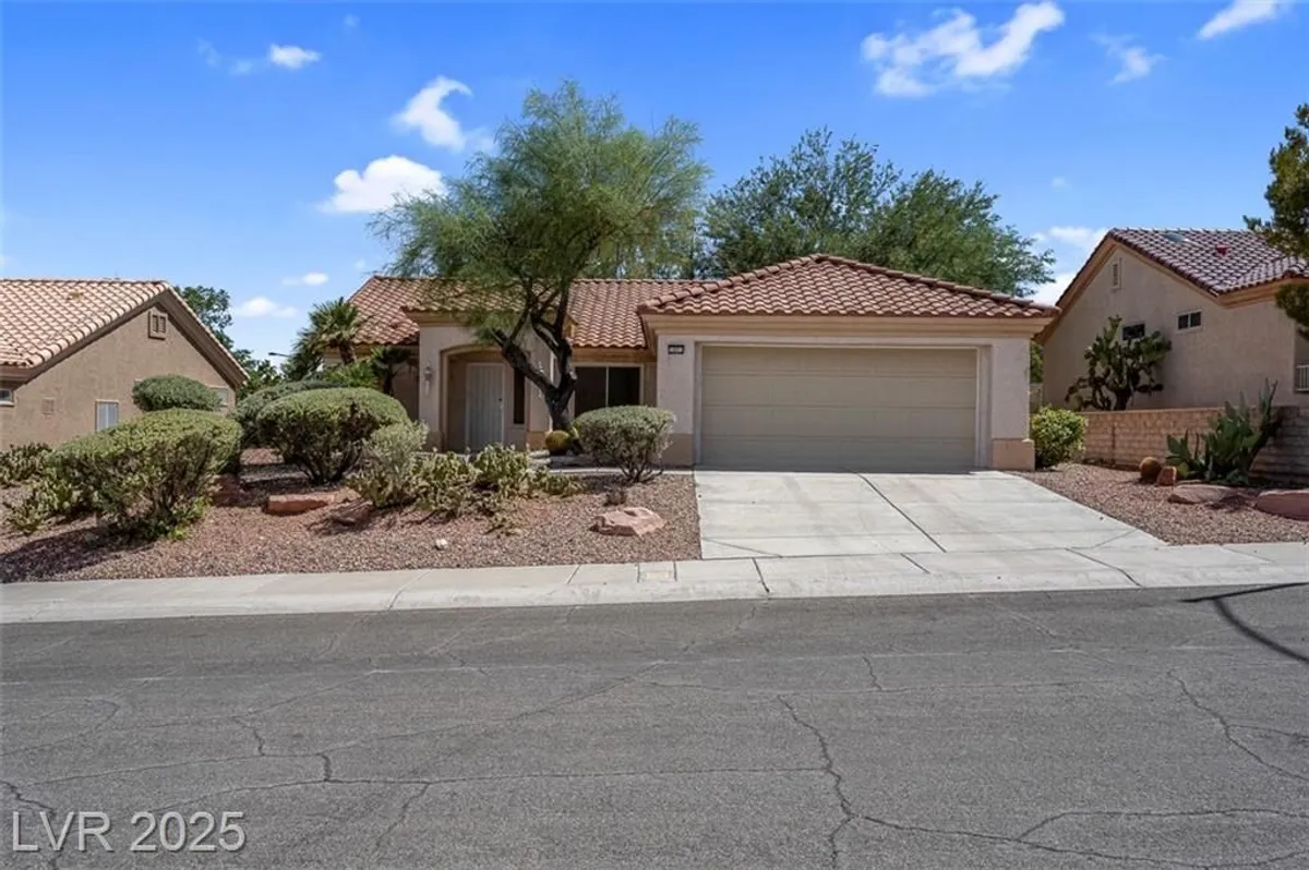 Property Slideshow image 1 of 38 | 10013 cresent creek dr, Las Vegas, NV, 89134