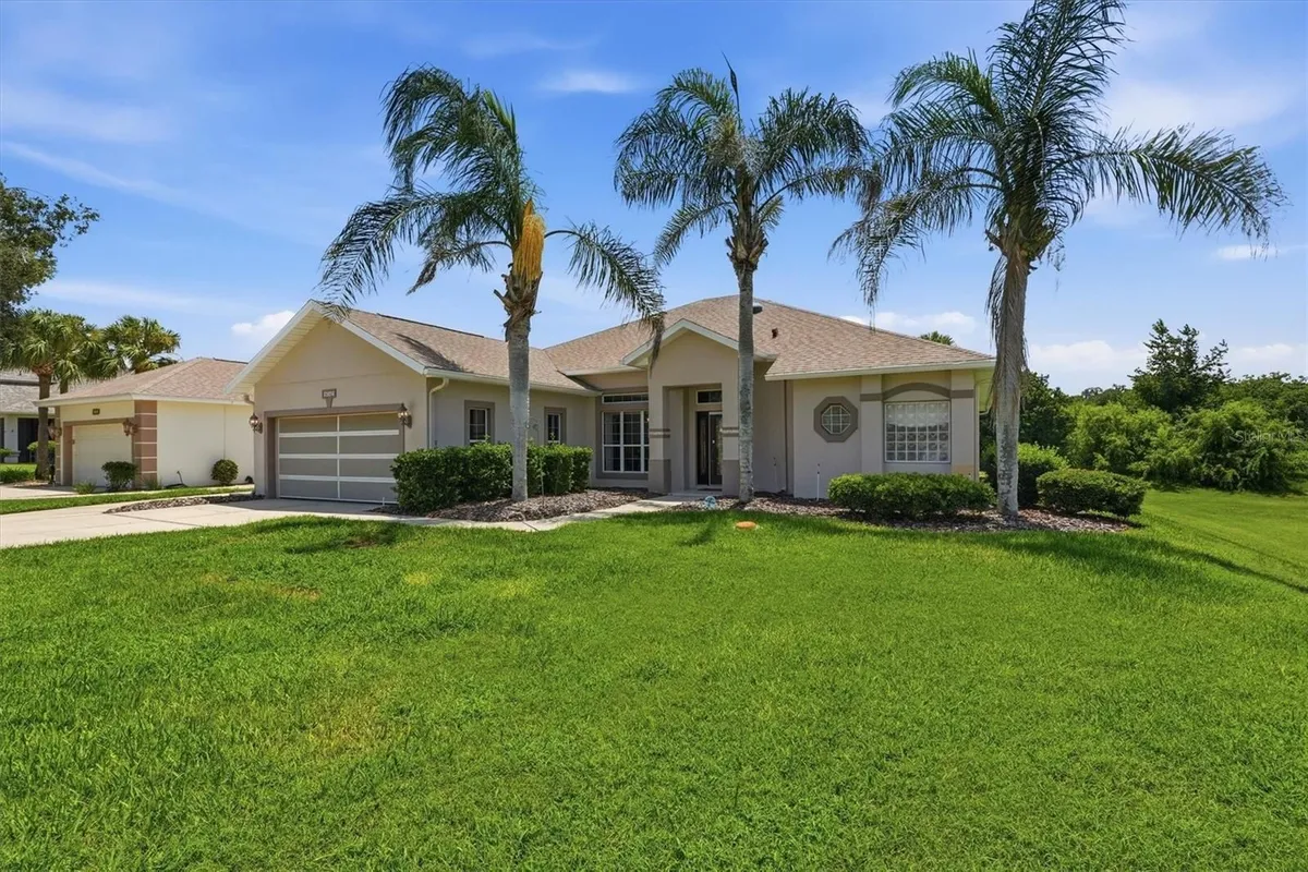 Property Slideshow image 1 of 50 | 6042 landings blvd, Lady Lake, FL, 32159